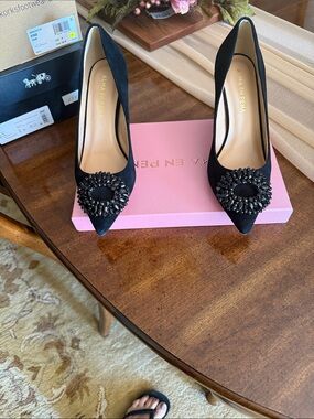 Alma en Pena black suede show with stone accent and heel..